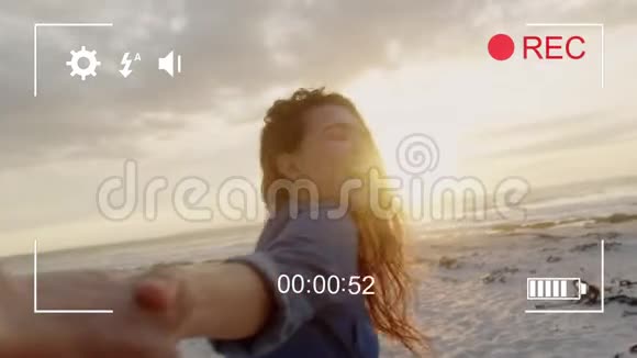 在沙滩上用数码相机拍摄一个女人视频的预览图