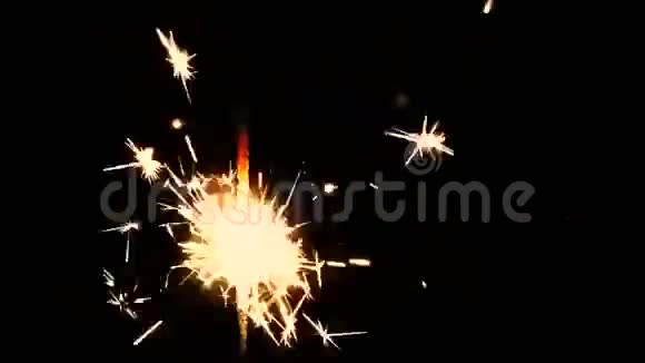 孟加拉的光在黑色背景上燃烧着明亮的火花视频的预览图