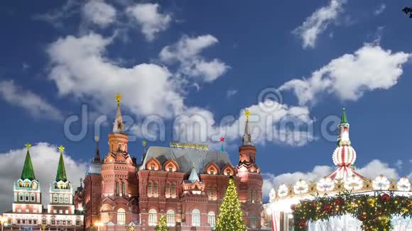 圣诞节新年假期照明和国家历史博物馆铭文俄罗斯在晚上靠近克里姆林宫在莫斯科视频的预览图