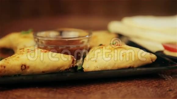 中东胡姆斯的传统美食传统的阿拉伯美食视频的预览图