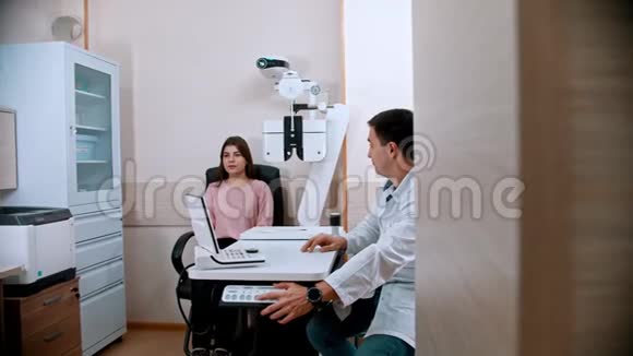 眼科治疗年轻女性用验光师检查视力视频的预览图