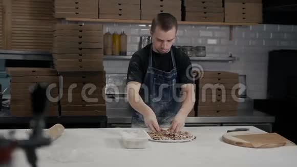 在现代意大利餐厅做披萨的厨师视频的预览图