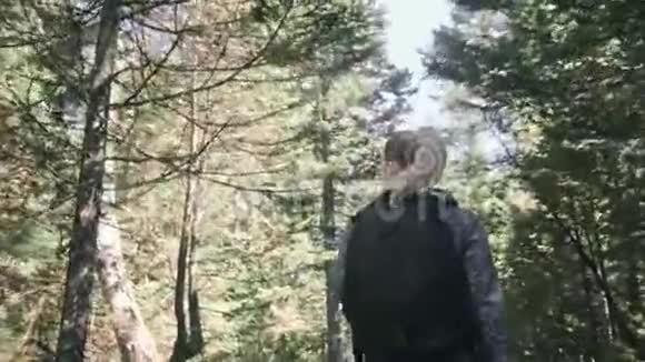游客在森林中拍摄风景一个白种人的女人拍摄漂亮的魔术外观女孩拍照视频视频的预览图