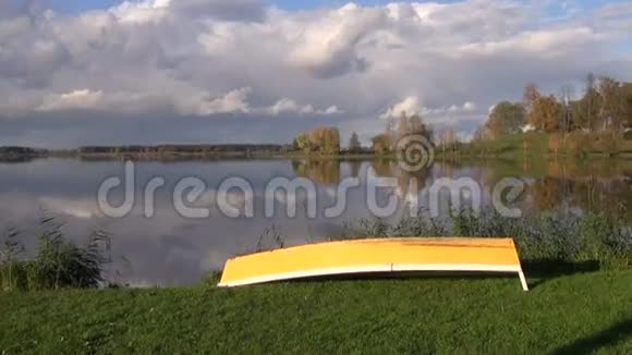 美丽的秋湖景观和黄船视频的预览图