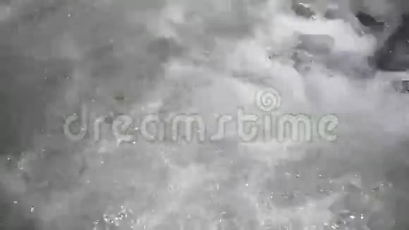 暴风山河泡沫水视频的预览图