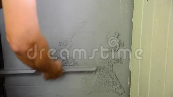 工人抹灰用抹子墙面视频的预览图
