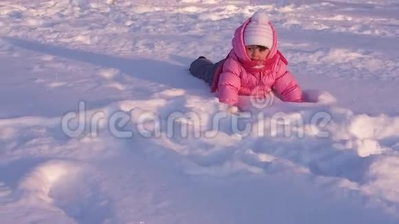 在雪地里玩耍的小孩子视频的预览图