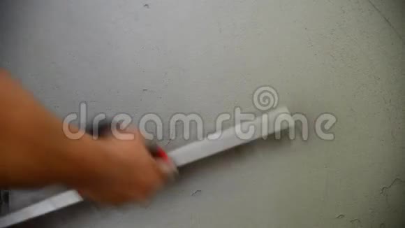 工人抹灰用抹子墙面视频的预览图