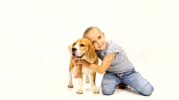 小女孩拥抱比格小狗视频的预览图