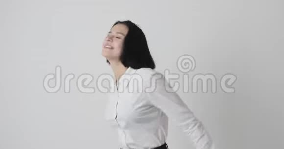 美丽的女人在白色背景下跳舞视频的预览图