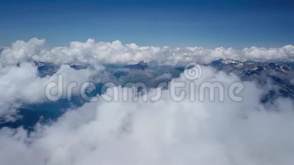飞越高山山脉视频的预览图