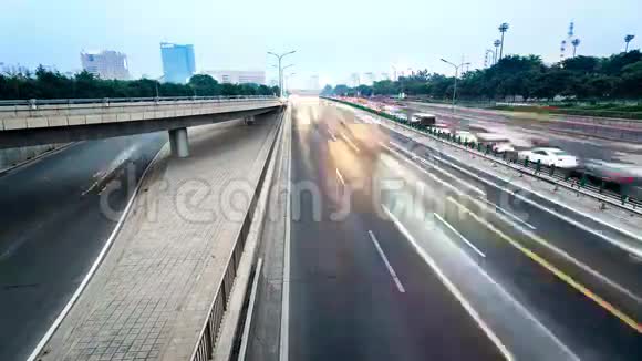 从白天到晚上的高速公路交通北京中国视频的预览图