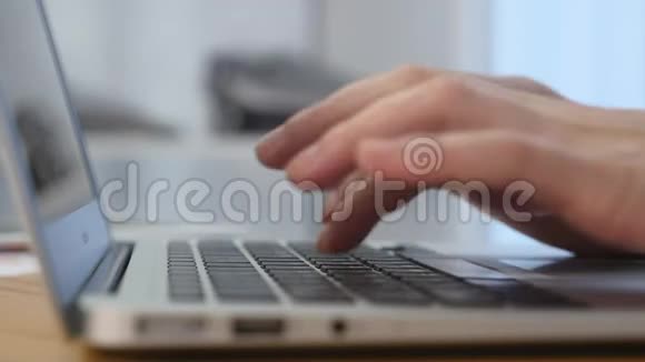 一位年轻女子在笔记本电脑键盘上打字的特写镜头视频的预览图