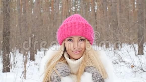 冬季公园或森林中的白种人年轻女子视频的预览图