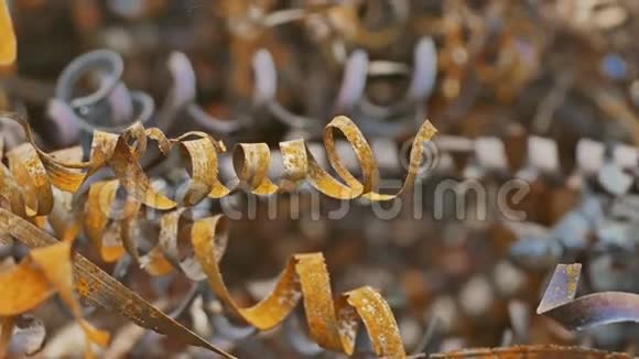 锈质刨花山地植物背景金属废料视频的预览图