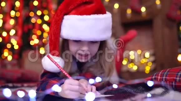 戴圣诞帽的滑稽女孩给圣诞老人写信视频的预览图