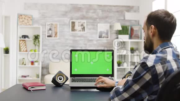 在绿屏笔记本电脑上浏览互联网的人视频的预览图