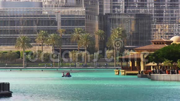 日落光迪拜著名喷泉船乘坐4k阿联酋视频的预览图