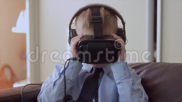 小男孩使用虚拟现实耳机头盔他印象深刻视频的预览图