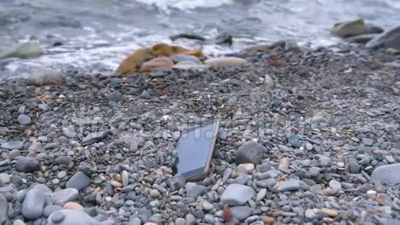 浪在石滩上视频的预览图