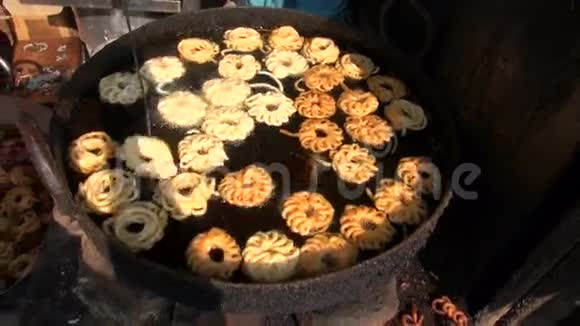 在印度德里市场烹饪食物视频的预览图
