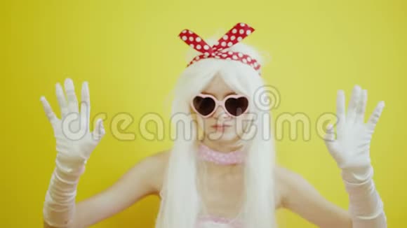 有眼镜的金发女孩在动画娃娃的形象中视频的预览图