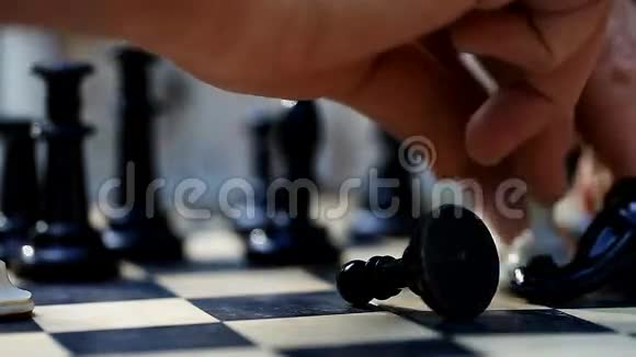 在户外下棋的人视频的预览图