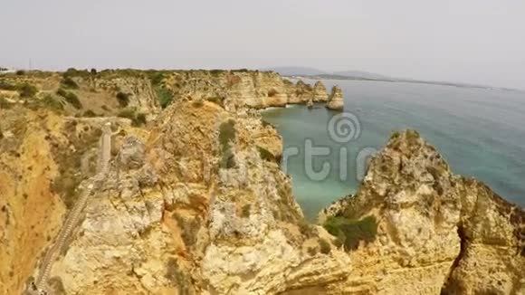 来自葡萄牙阿尔加维拉各斯附近天然岩石的空中飞行视频的预览图