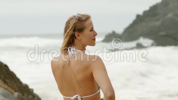 海滩暑假典型景色视频的预览图