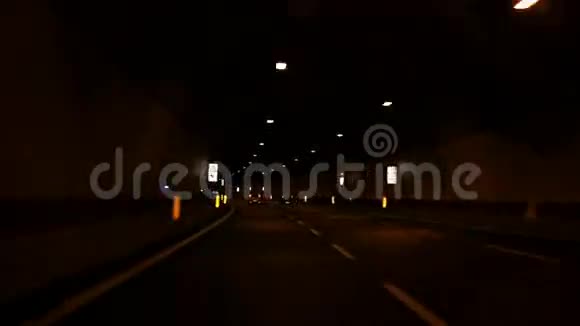 汽车穿过隧道视频的预览图