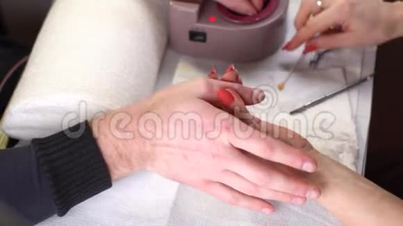 男士在美容院修指甲视频的预览图