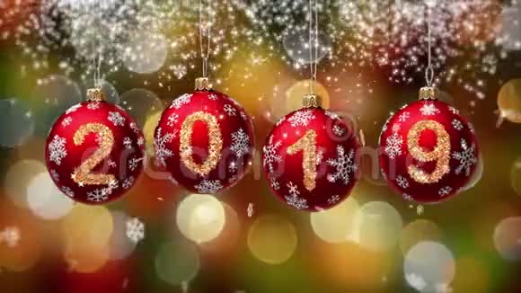 悬挂2019年数字闪光圣诞球在黄金博克背景4K视频的预览图