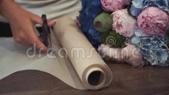 花店里的花匠在做美丽的花束视频的预览图