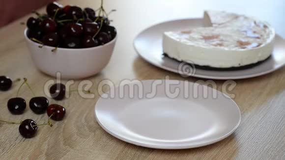 美味可口的芝士蛋糕和樱桃果冻视频的预览图