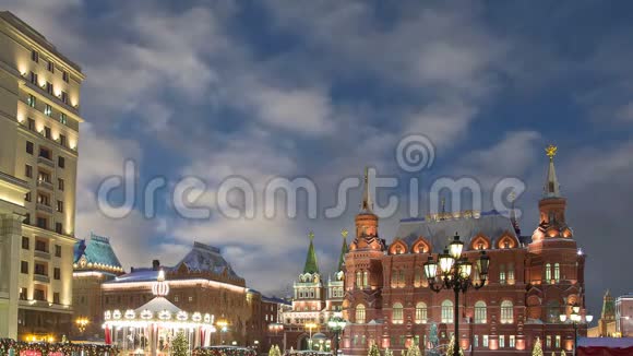 圣诞节新年假期照明和国家历史博物馆铭文俄罗斯在晚上靠近克里姆林宫在莫斯科视频的预览图