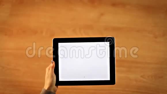 女性在平板电脑上画红色背景视频的预览图