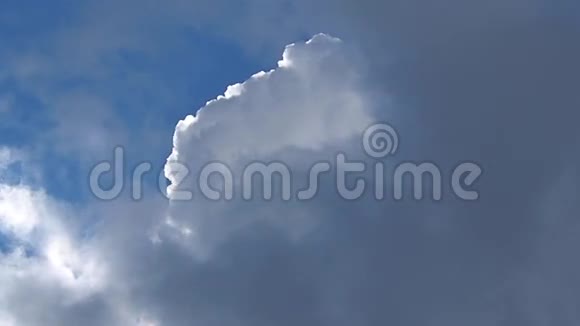 美丽的云景与白色的建筑云视频的预览图