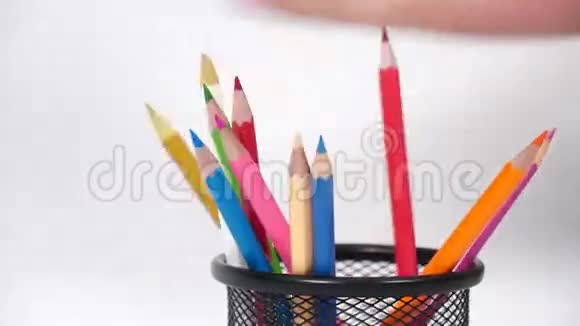 把彩色铅笔放进金属篮子里视频的预览图