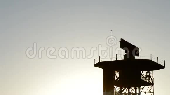 日落时分机场雷达回转塔电信视频的预览图