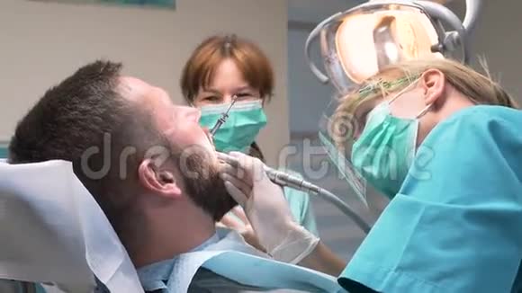 牙科医生和牙科诊所的助理视频的预览图