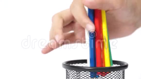 把彩色铅笔放进金属篮子里视频的预览图