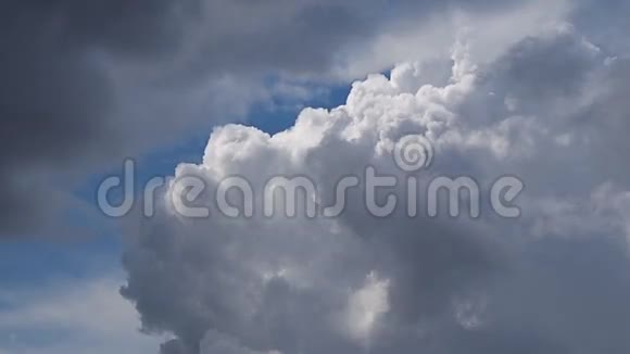 美丽的云景与白色的建筑云视频的预览图
