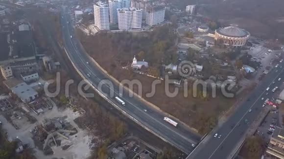 直升机飞越高速公路视频的预览图