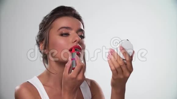 嘴唇化妆漂亮的女人涂红唇膏视频的预览图