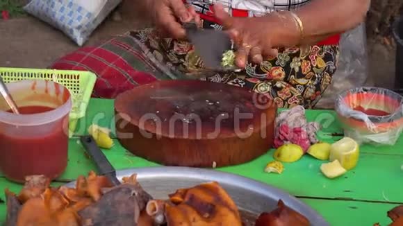 人们在缅甸曼德勒出售街头食品视频的预览图