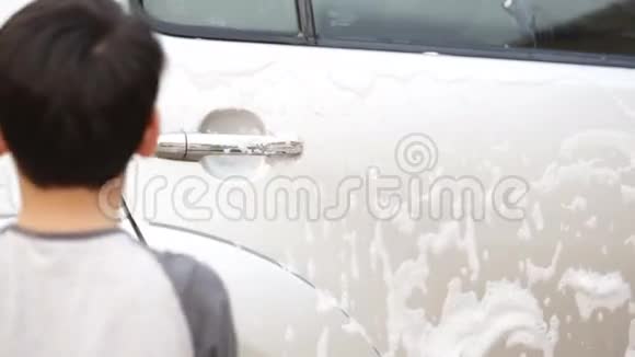 亚洲可爱男孩洗车视频的预览图