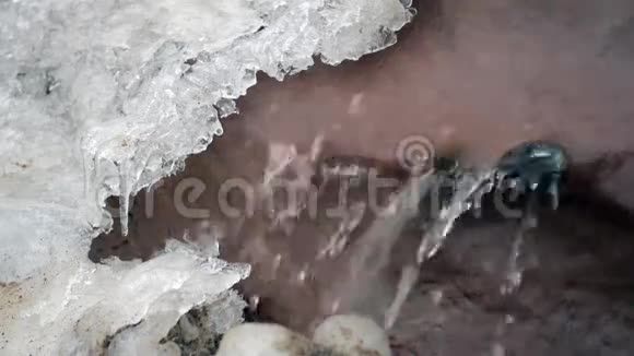 冬天的魔法融化的冰在冰水下流动视频的预览图