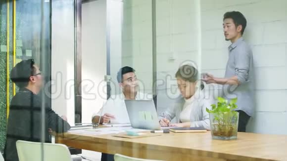 年轻的亚洲商人在办公室开会视频的预览图