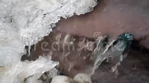 冬天的魔法融化的冰在冰水下流动视频的预览图