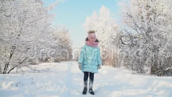 在雪地公园里的小女孩视频的预览图